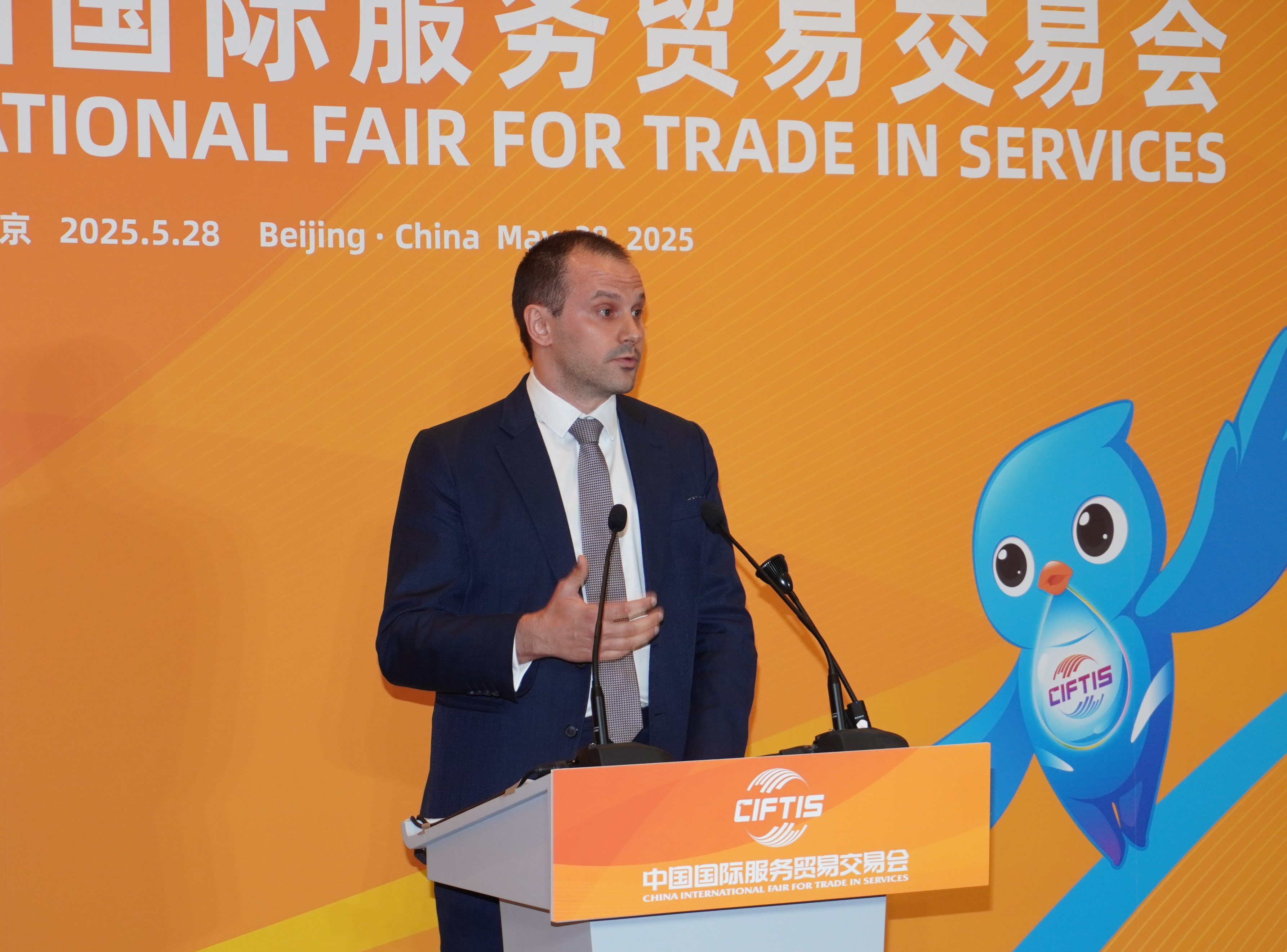 圖片2：澳大利亞駐華大使館參贊白亞寧（Lannis Patin）在會上致辭.jpg