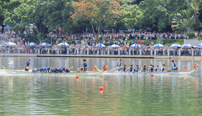 圖1 龍舟隊競渡三亞河，數千觀眾沿岸觀賽。.png