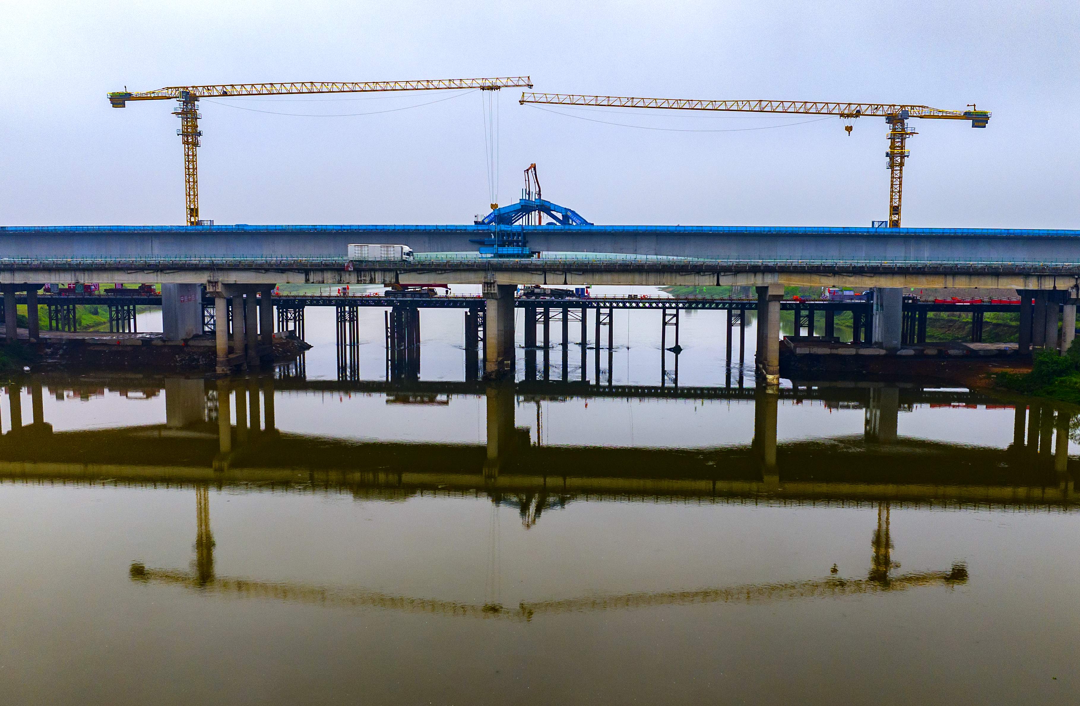 图4:建设中的樟吉高速改扩建项目袁河特大桥 (1).jpg