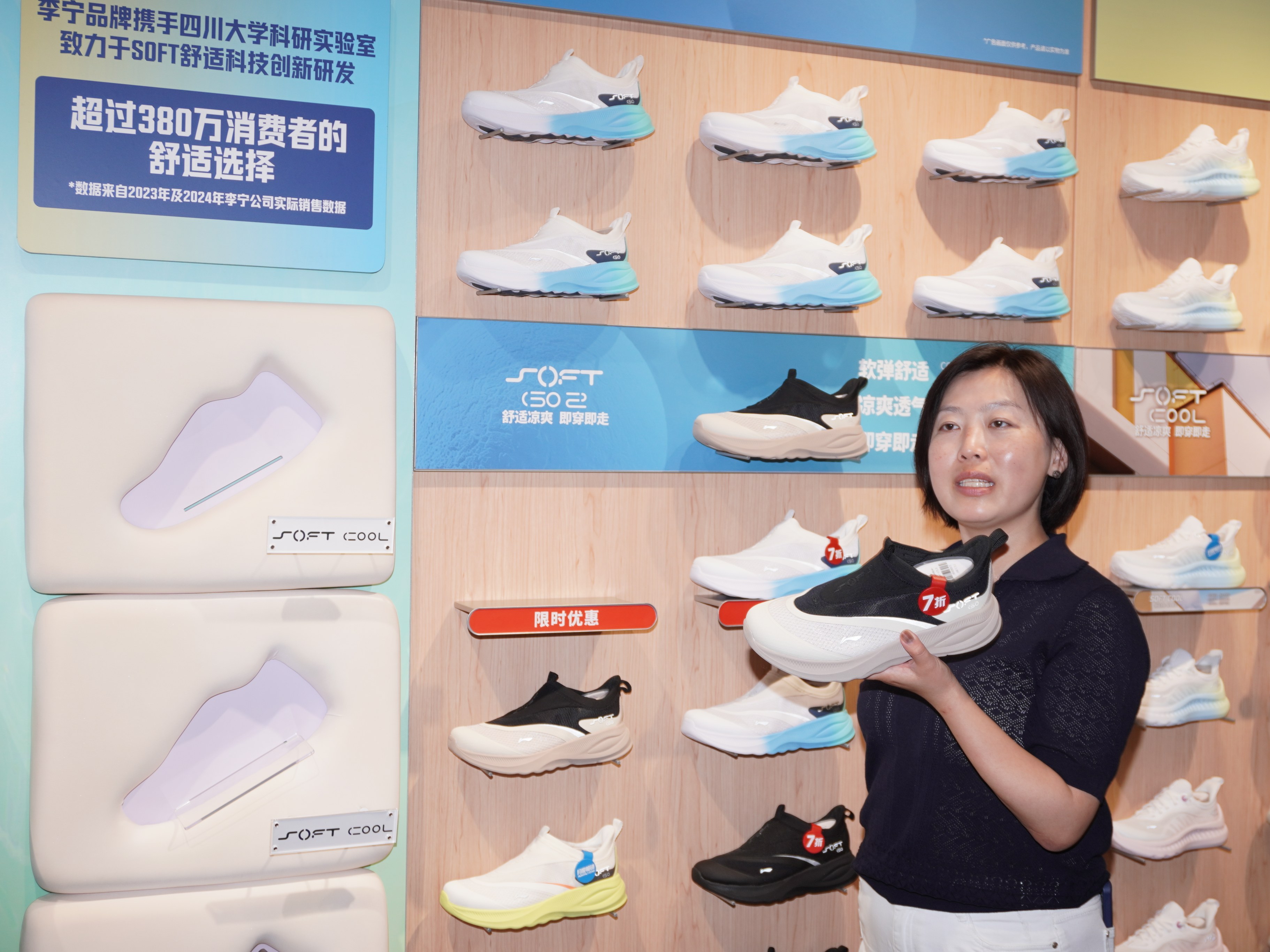 图片4：李宁集团公关部高级总监许卓玲向记者介绍李宁赋予舒适科技的运动鞋.jpg