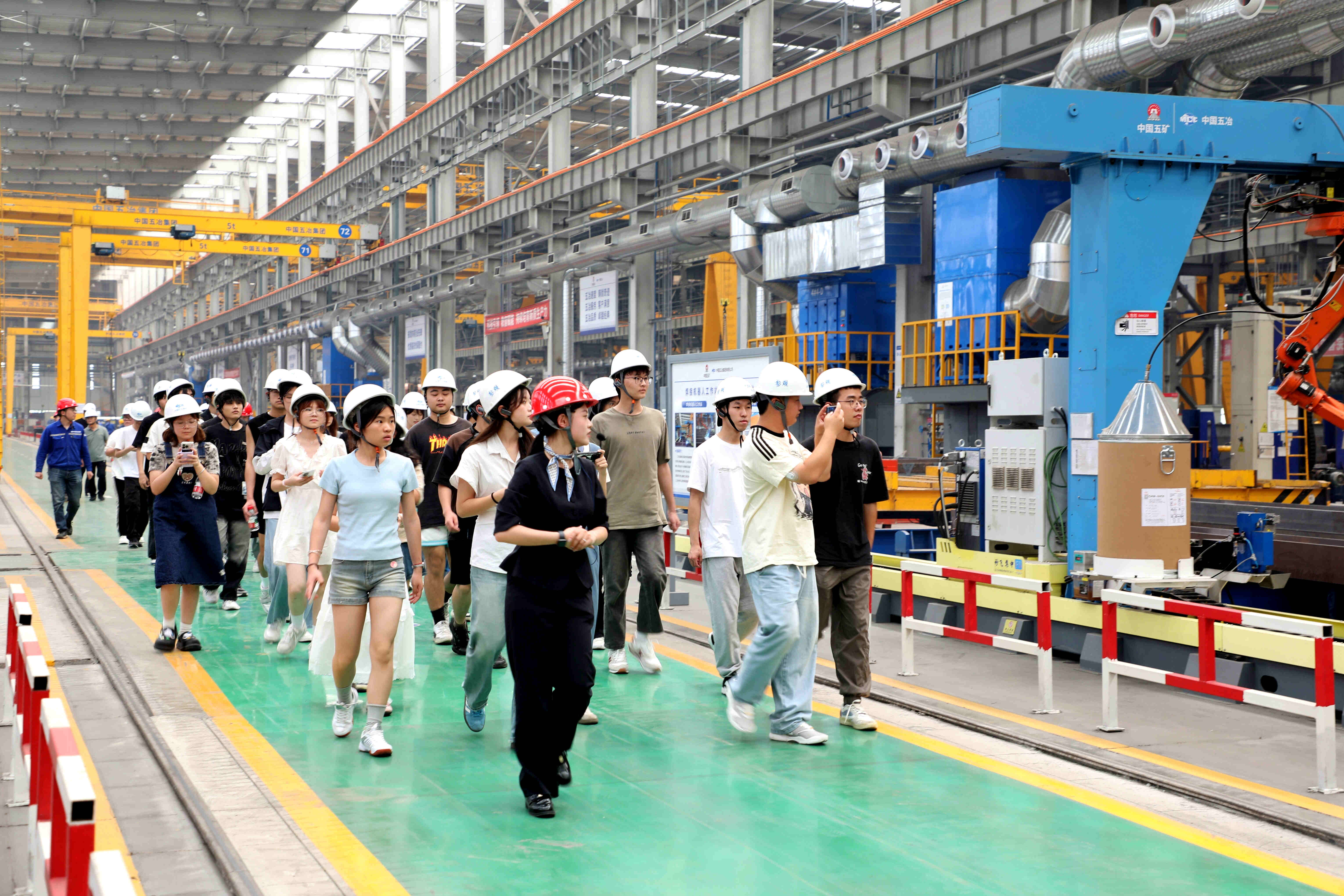 成都職業技術學院師生參觀五冶全自動無人化鋼結構智能生產線.jpg