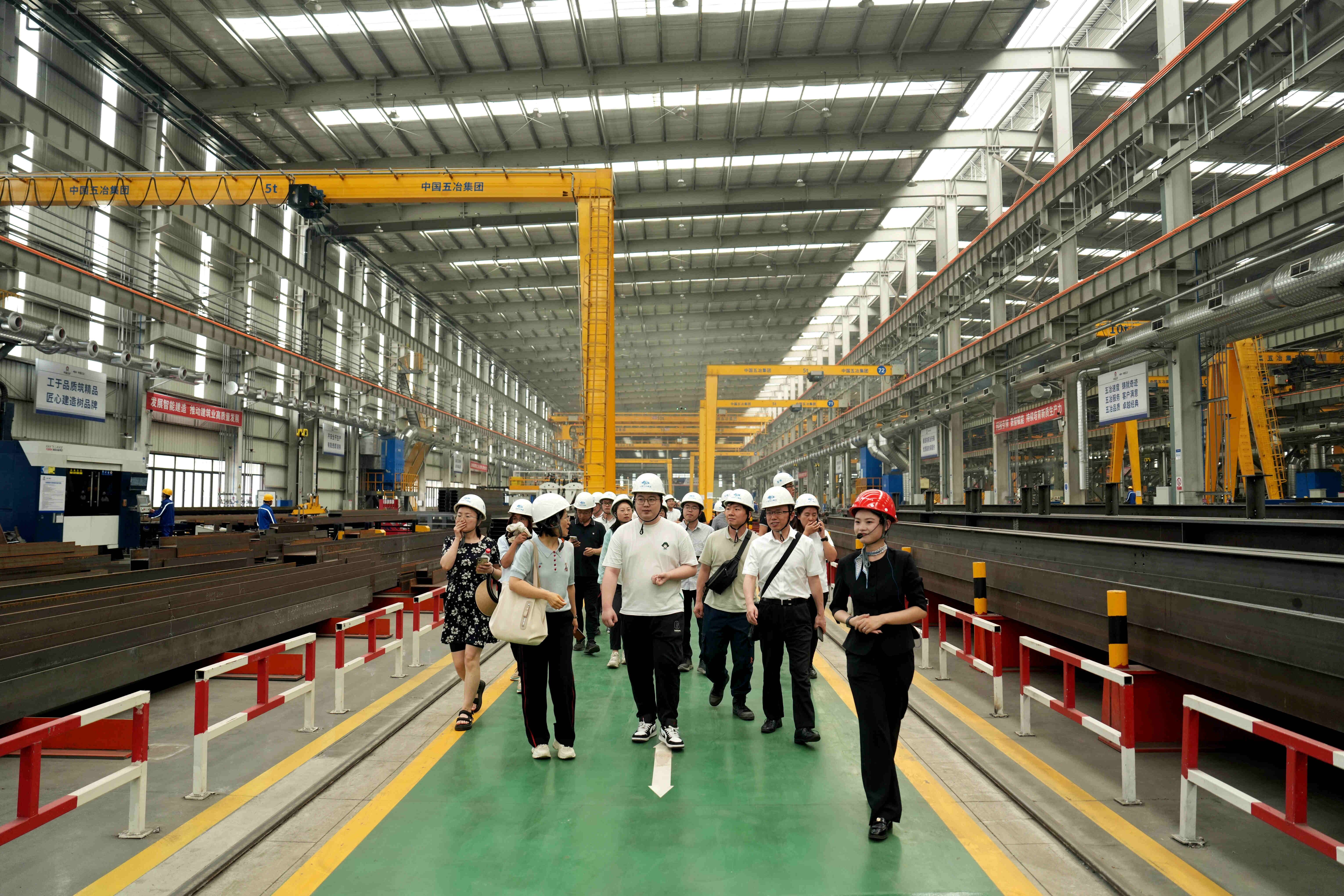行業協會和產業鏈上下游企業代表參觀五冶全自動無人化鋼結構智能生產線.jpg