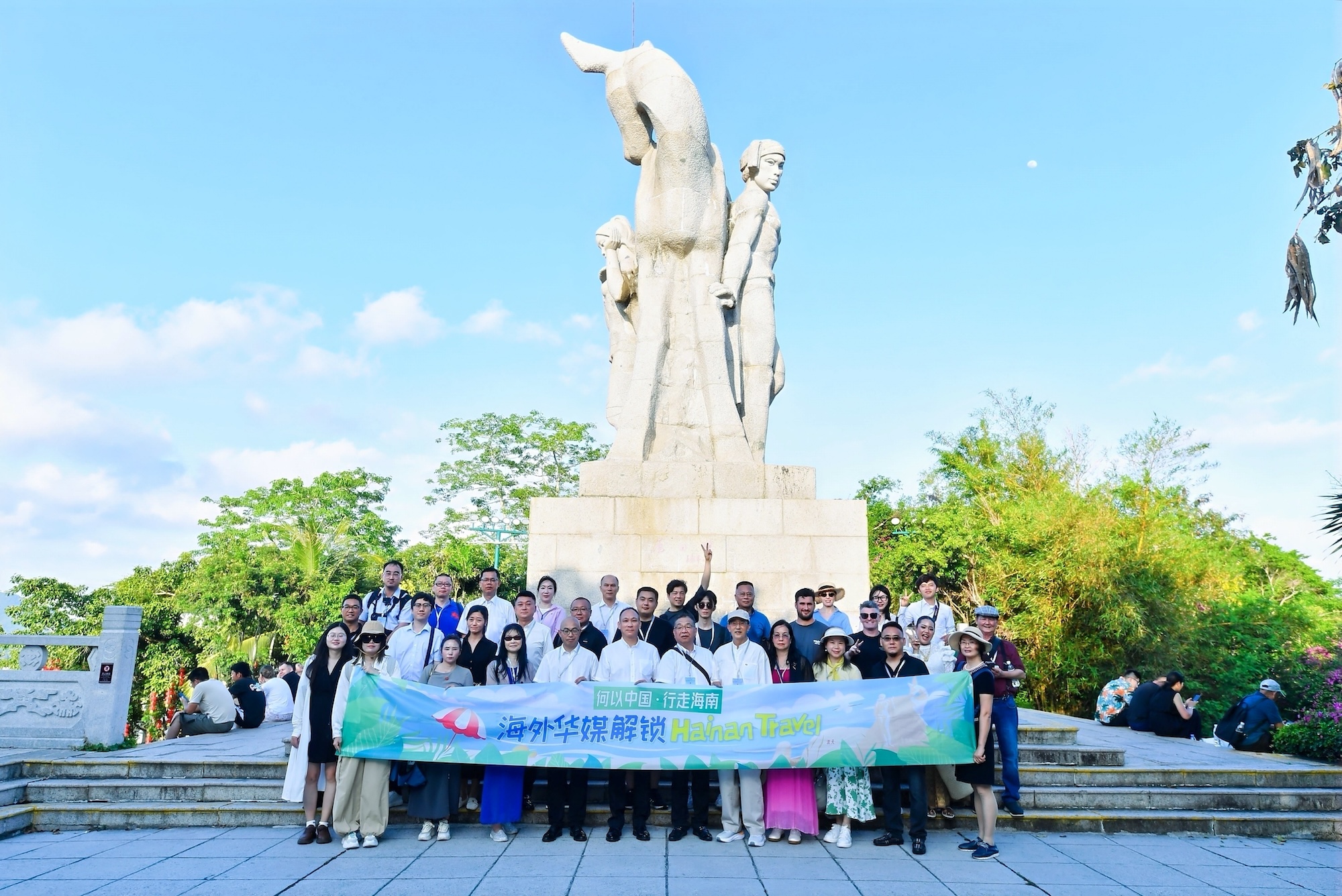 圖1：海外華媒解鎖Hainan Travel媒體採風團走進三亞鹿回頭風景區.jpg