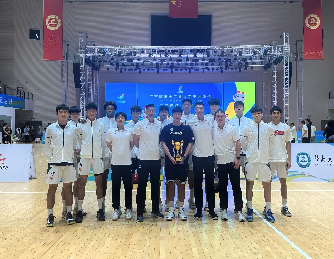 首次参加省大运会广州商学院虎鲨篮球队双杀公立院校,打入五强。.JPG