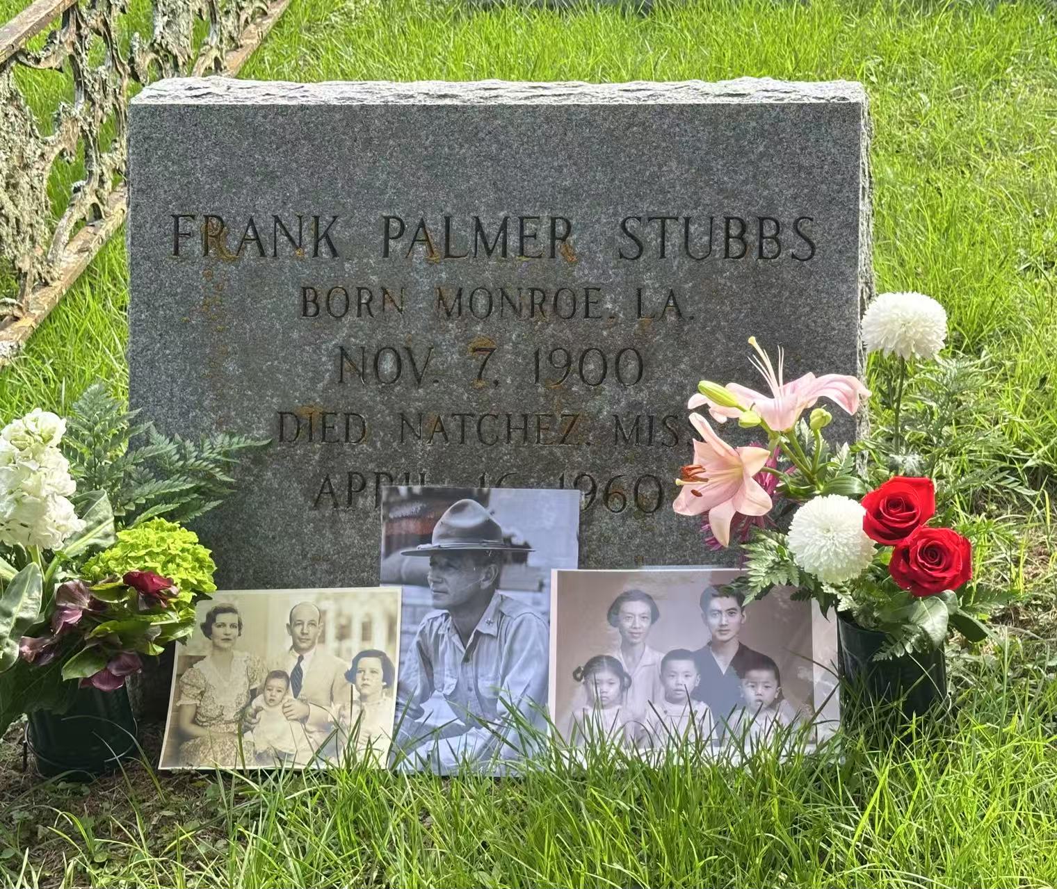 圖二：擺放在Frank Stubbs上校墓碑前的兩張全家福.jpg