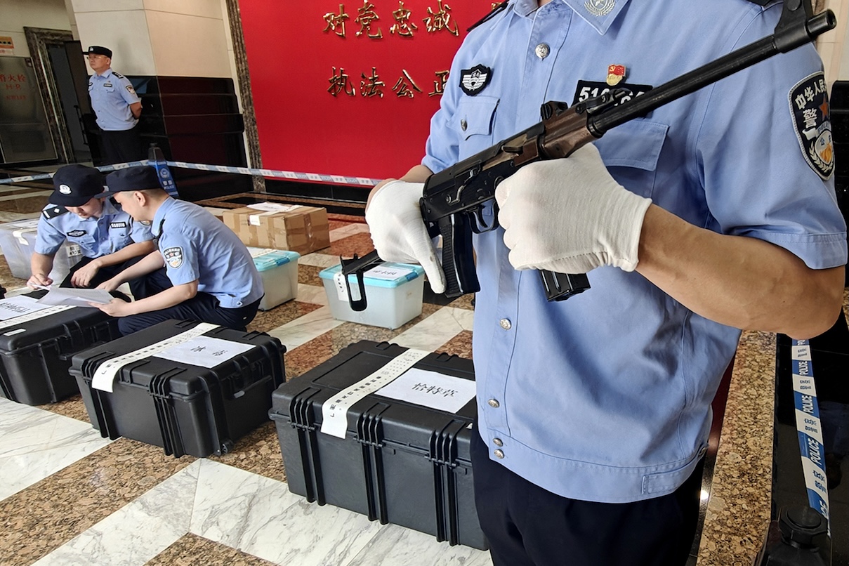 圖為：廣州海關緝私局警員按要求將待銷毀毒品出庫2（池兆恩攝）.jpg