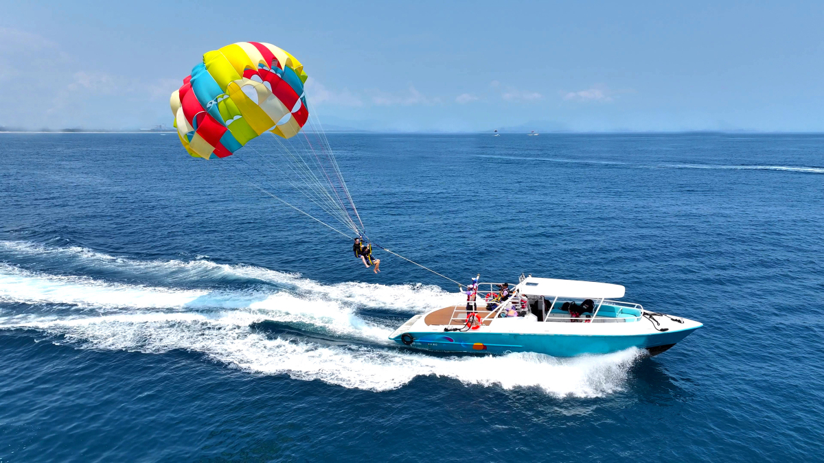 3、廣旅·白沙灣潮玩海岸海上運動項目之彩虹拖傘。(廣旅集團供圖).jpg