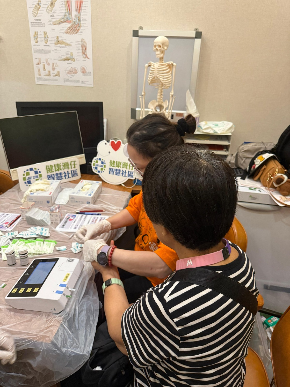 05 灣仔市民在活動中檢查血脂，尿酸和血糖指數。.jpg