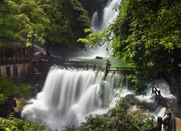 鼎湖飞瀑  摄影：梁志强  必用.jpg