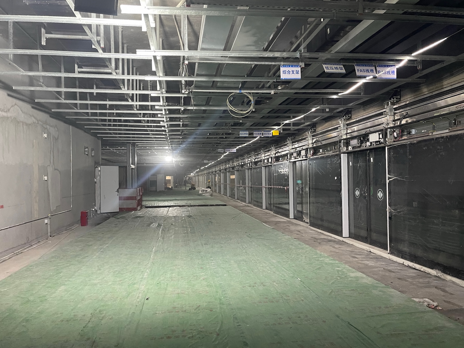 2、珠村站站台層公共區石材鋪貼、線管預埋、吊頂安裝.jpg