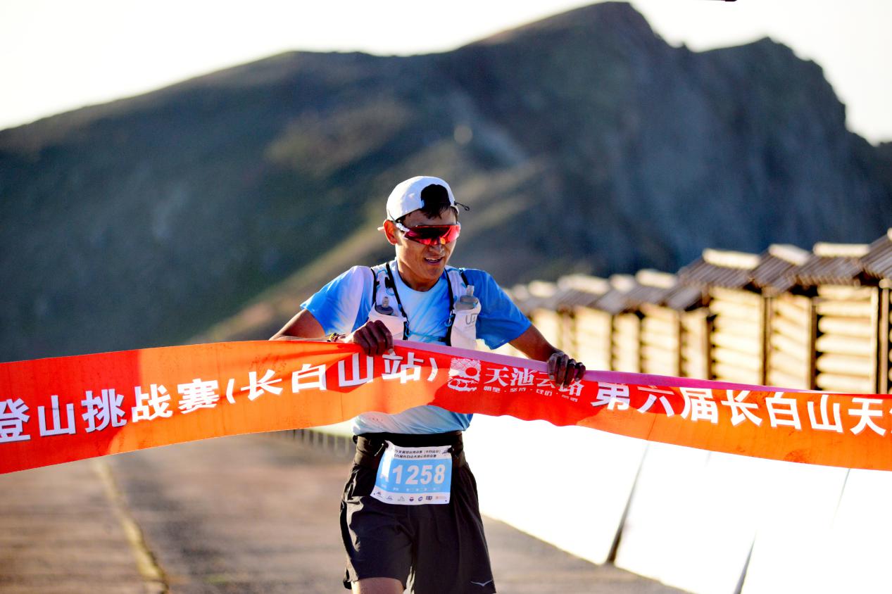 圖說二：2025全國登山挑戰賽（長白山站）暨第六屆長白山天池雲路登山賽冠軍——甘孜文旅選派來自稻城亞丁的四郎多吉.jpg