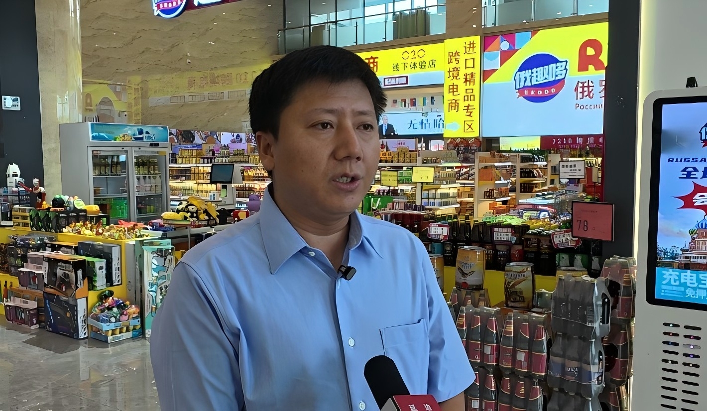 圖說一：琿春跨境電商綜合試驗區 電商業務負責人李金海向本報記者介紹了琿春跨境電商發展情況.jpg