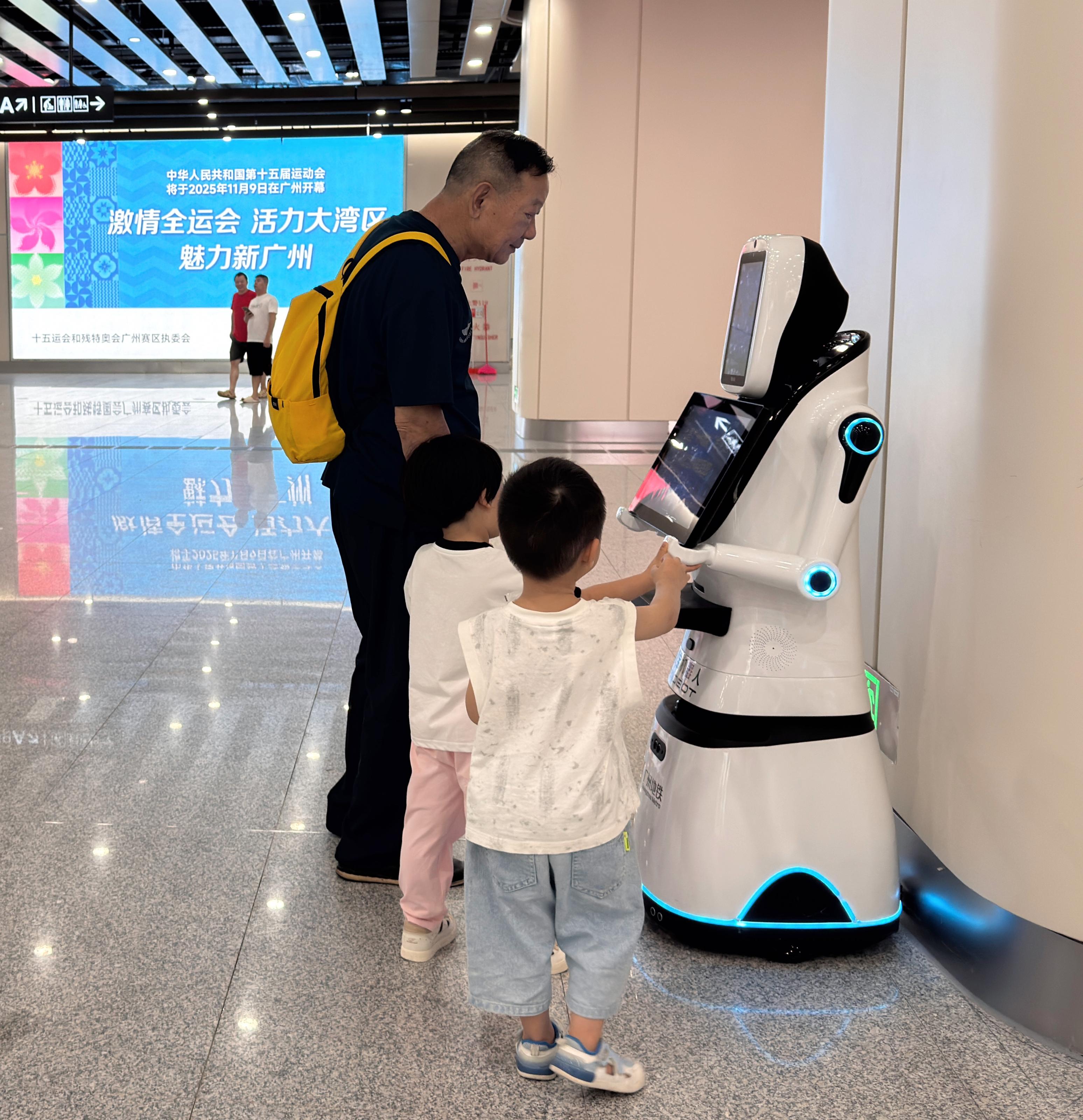 “五羊”智能機器人亮相廣州白雲站 廖旭娟攝 (2).jpg