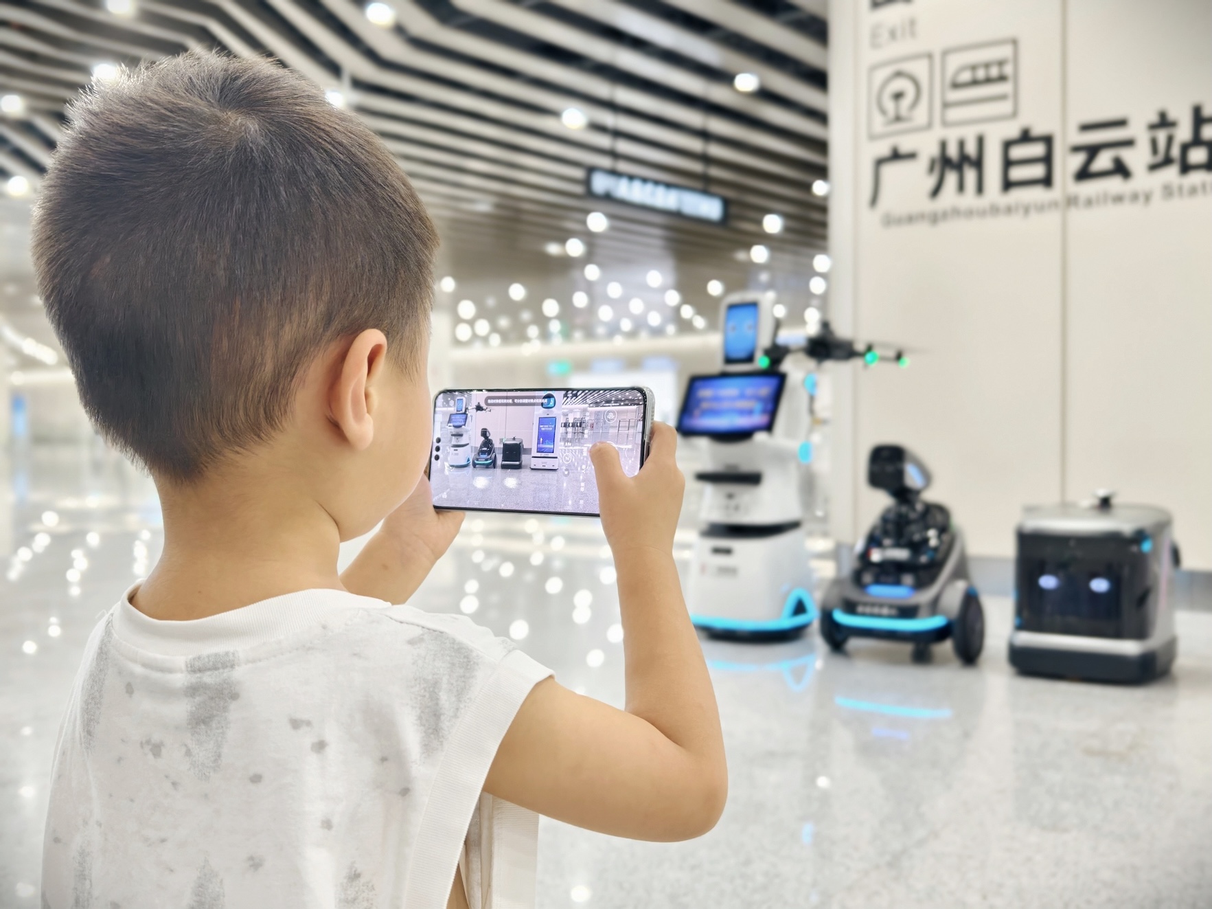 “五羊”智能机器人亮相广州白云站 廖旭娟摄.jpg