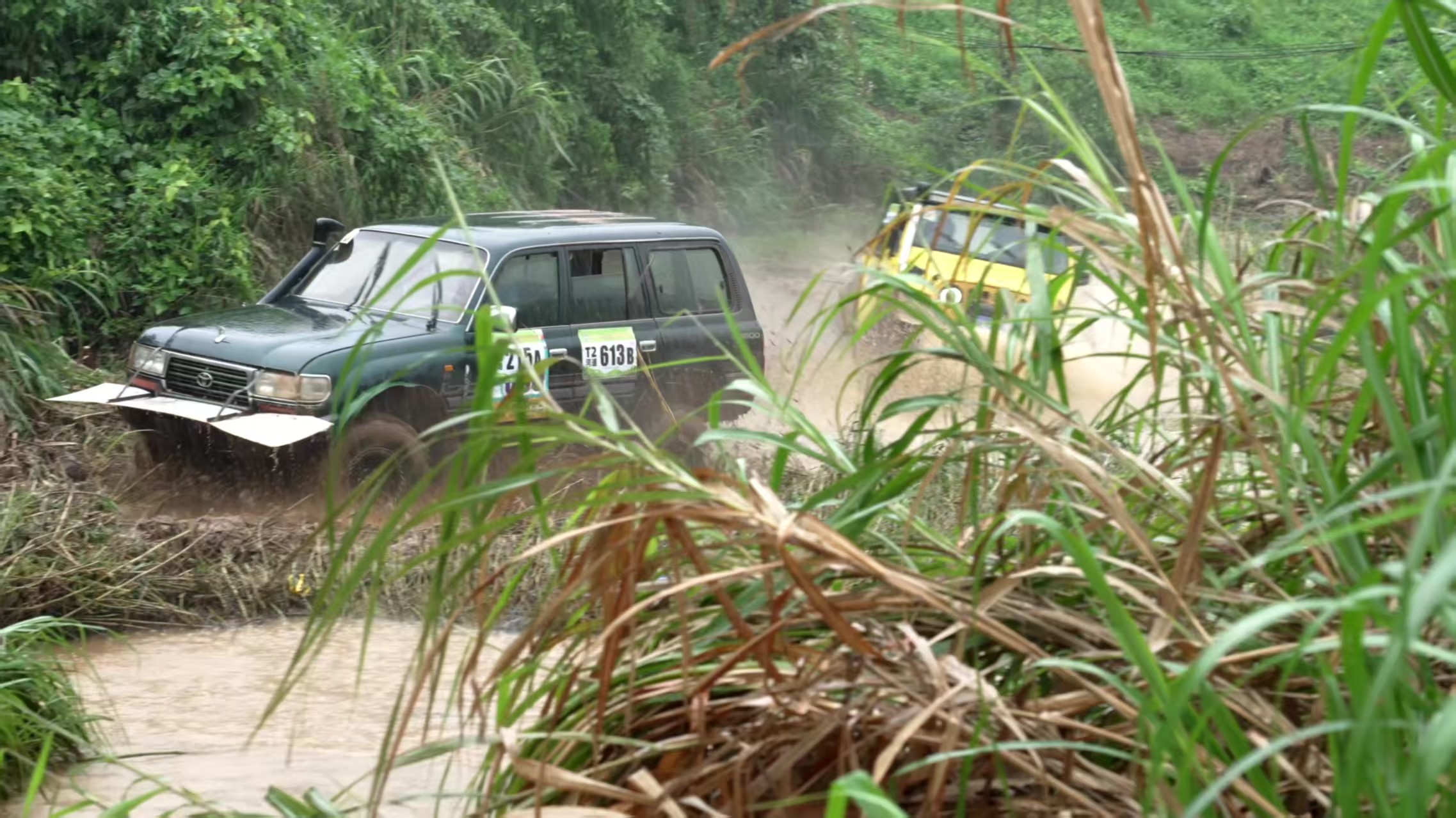 配图4：河道穿越赛，双车搭档在深浅不一的河道与暗藏石块的滩涂中竞速。.jpg