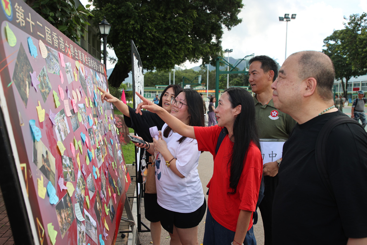 8月10日，第十八届香港青少年军事夏令营暨第十二届香港大学生军事生活体验营闭营典礼在驻香港部队新围军营举行，图为：学员家长观看学员生活剪影和心愿卡片--摄影：易定.JPG