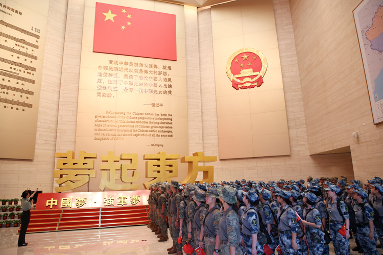 参观驻香港部队展览中心 (2).JPG