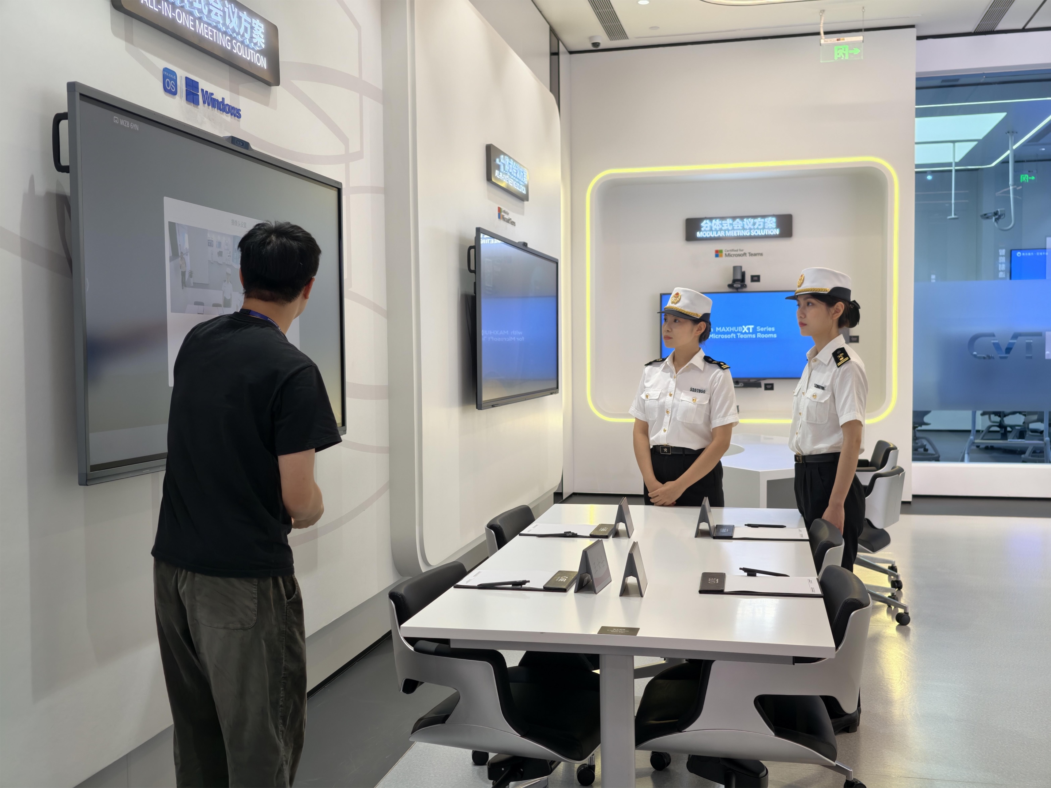 粉東海關關員到民營企業調研 陳志軍攝.jpg