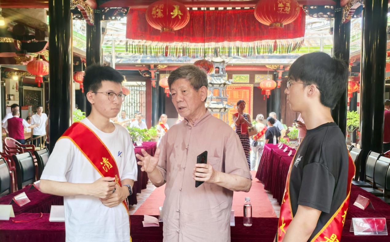 圖二：彭林教授（中）與獲獎學子交流（吳為財 攝）.jpg