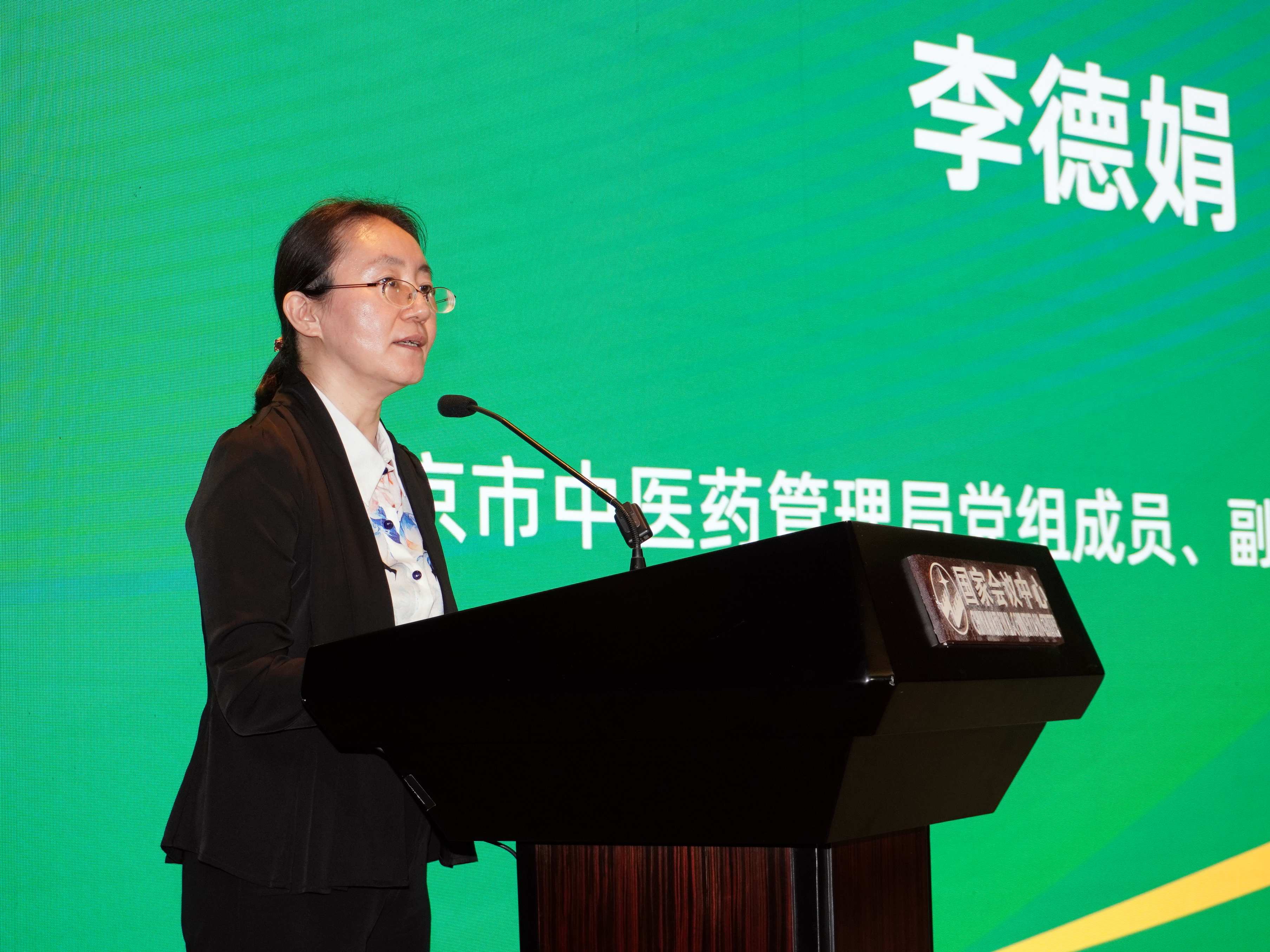 圖片3：北京市中醫藥管理局副局長李德娟介紹線上線下48家機構參展情況.jpg