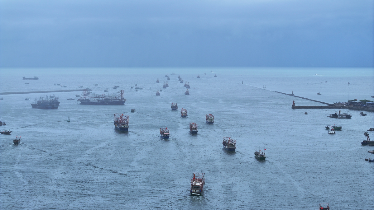 2。漁船揚帆出海（陸敏 攝）.jpg