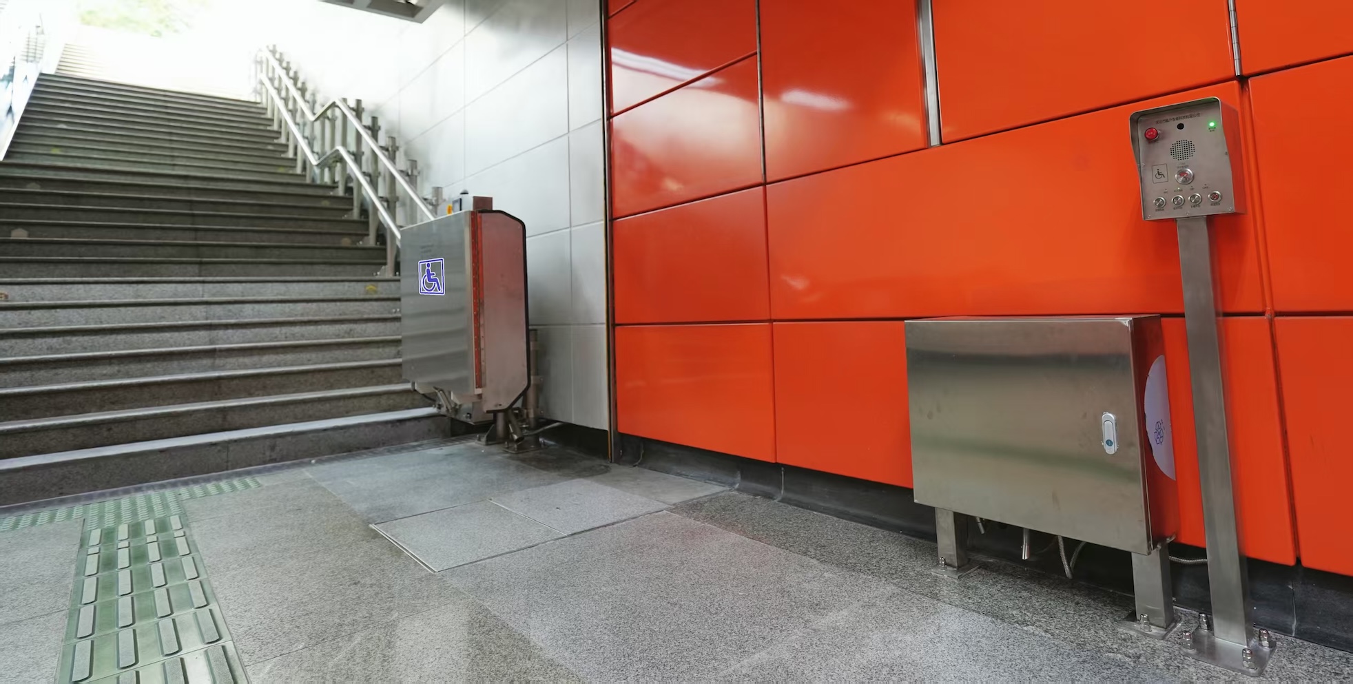 林和西增設殘疾人牽引梯 謝良攝.jpg