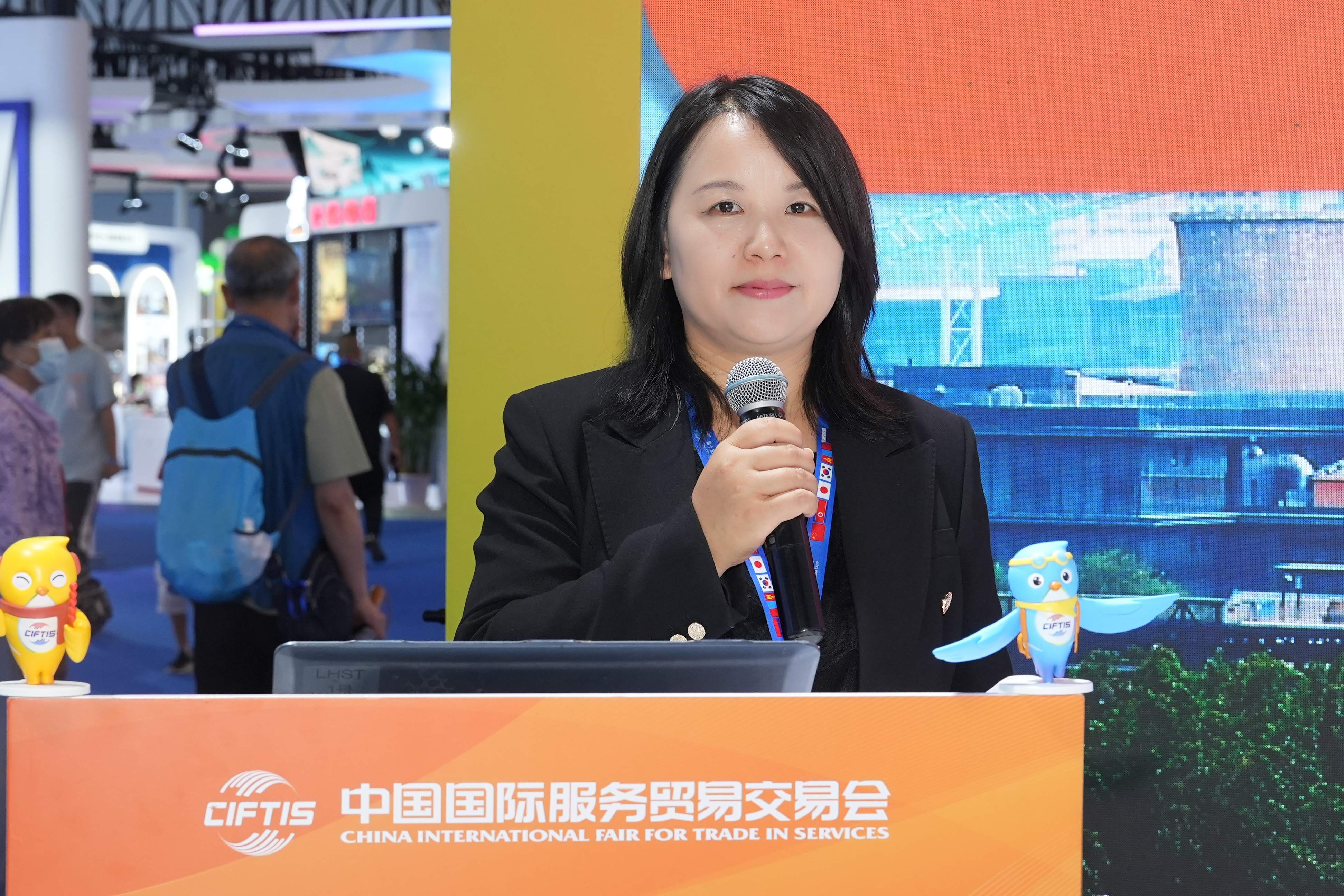 圖片2：首都會展集團主承辦業務部項目總監楊慧詳細推介了2025年服貿會最新籌辦進展.jpg