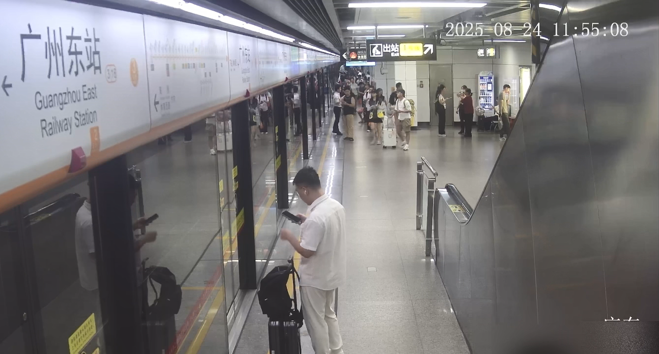 乘客與母親在地鐵廣州東站站台匯合-視頻截圖.jpg
