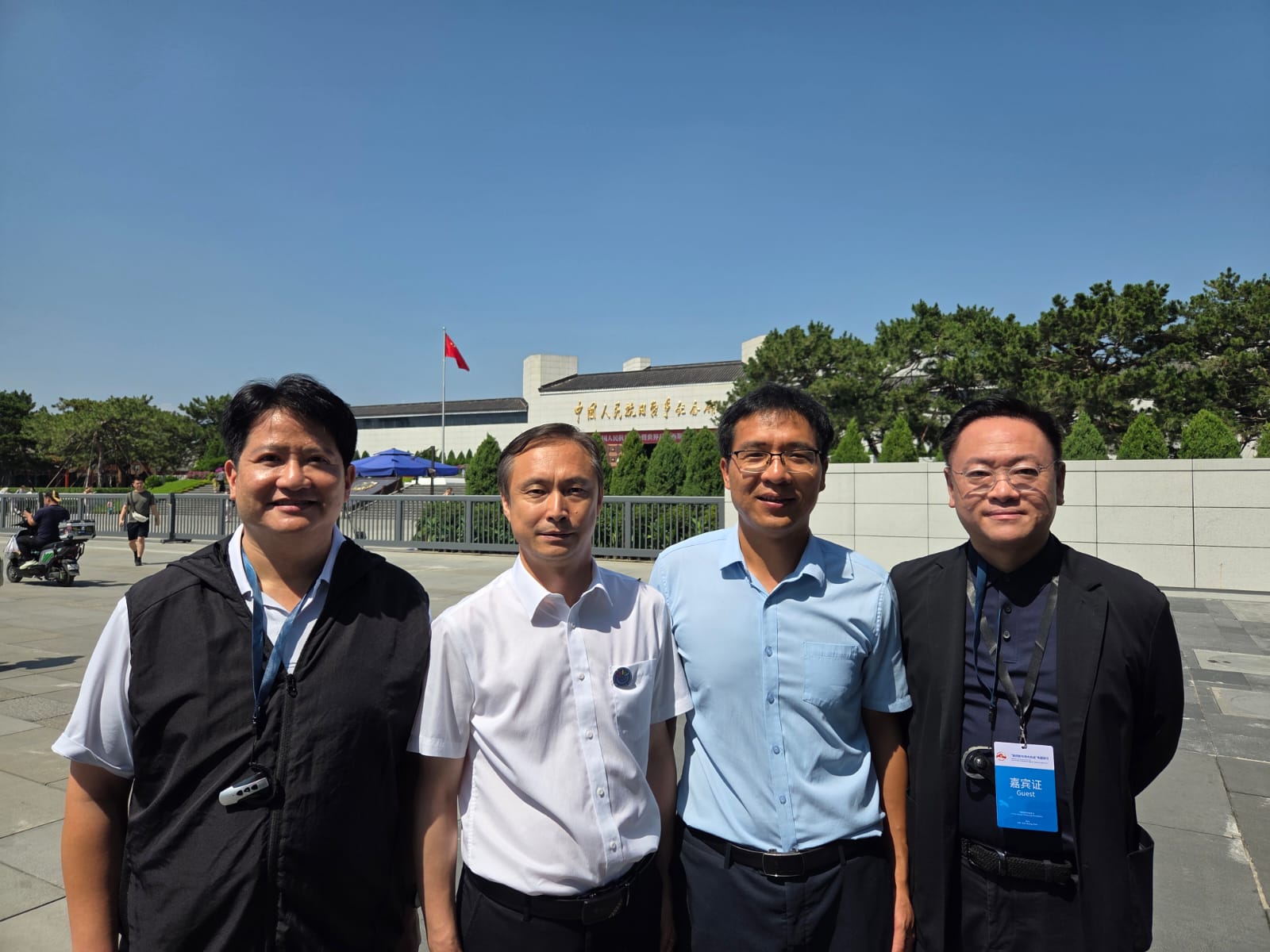 02 陳博智向中國人民抗日戰爭紀念館兩位副館長和孫中山先生後人學習.jpeg