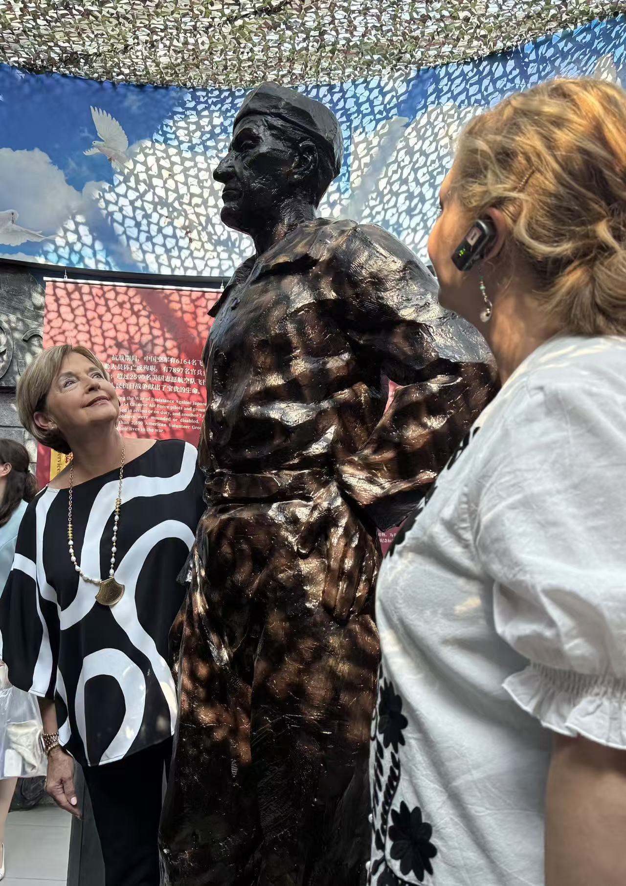 圖一：陳納德外孫女嘉蘭蕙（左一）與外公雕像深情對望（張然攝）.jpg
