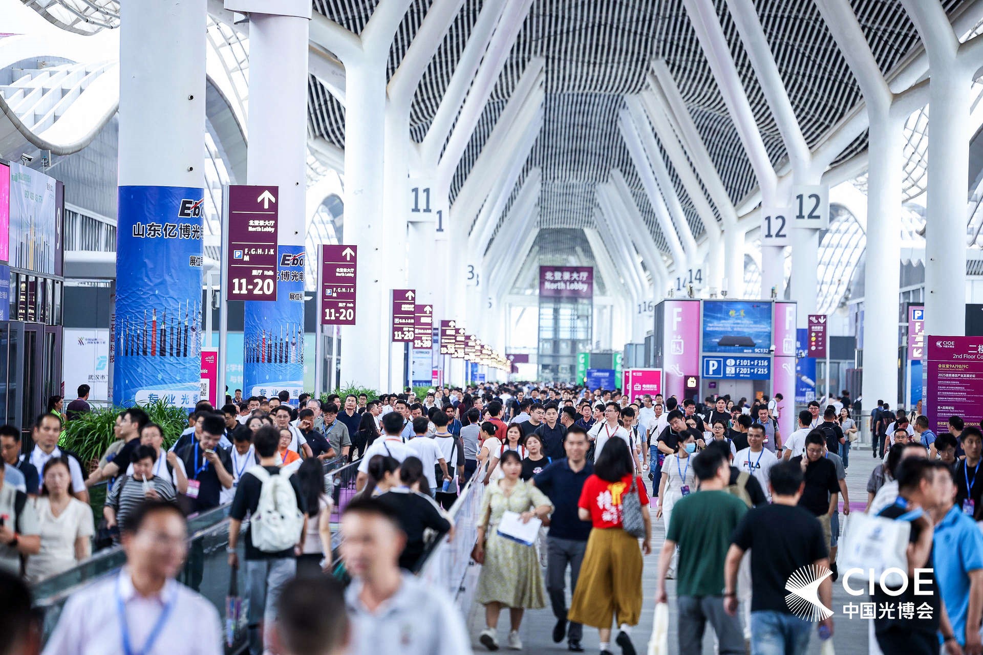 2、光博會現場人流.jpg