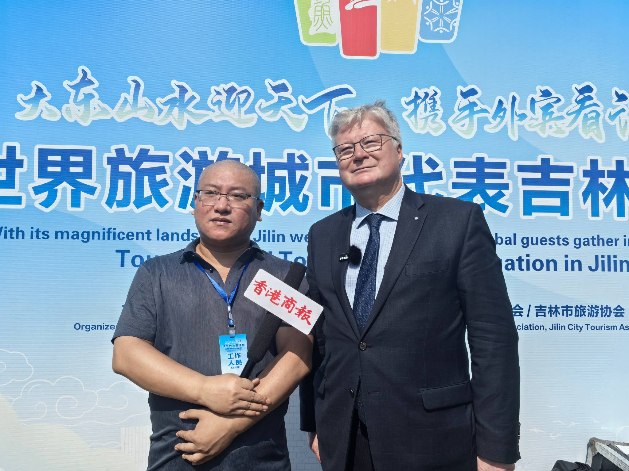 圖說二：拉脫維亞駐華大使卡爾利斯·埃亨鮑姆斯（Karlis Eihenbaums）與本報記者合影留念（于洋攝）.jpg