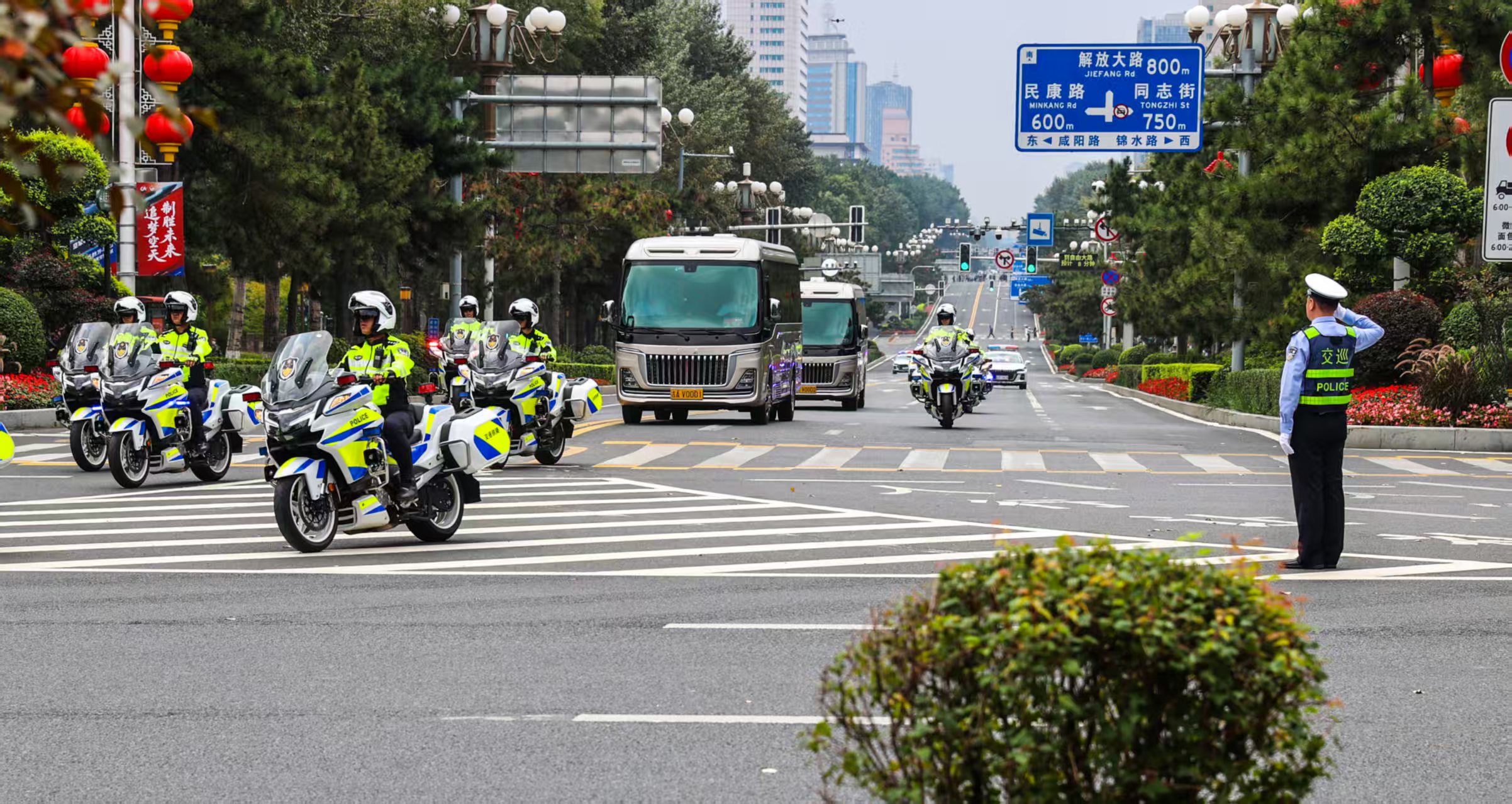 圖說一：在警車與鐵騎護衛下，車隊通過長春市解放大路主幹道.jpg