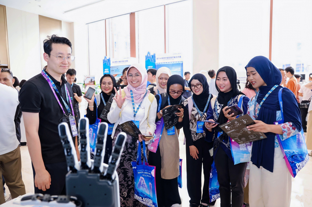 2、嘉賓們現場了解人工智能應用（主辦方供圖).jpg