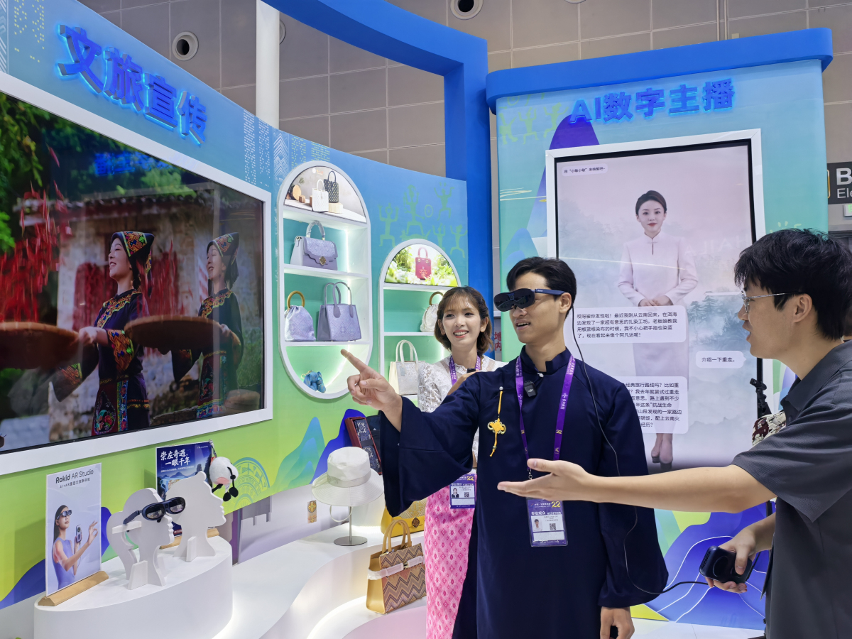 3、來自柬埔寨、越南的留學生在崇左館佩戴AR眼鏡，現場體驗以數字科技重塑文化旅遊.jpg