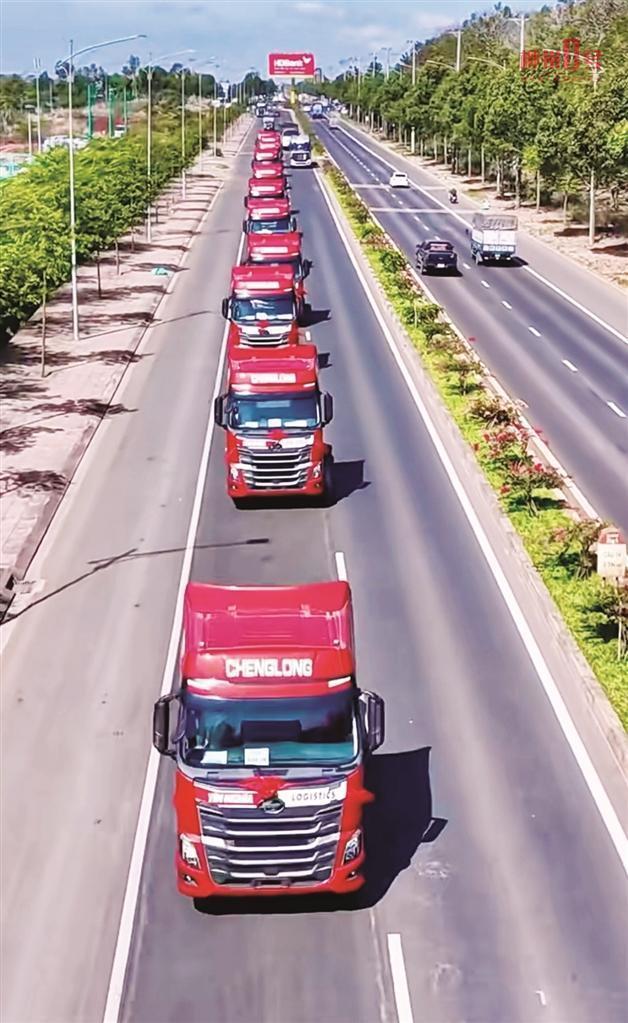 2、越南公路上行駛的乘龍卡車。（資料圖 圖源東風柳汽）.jpg