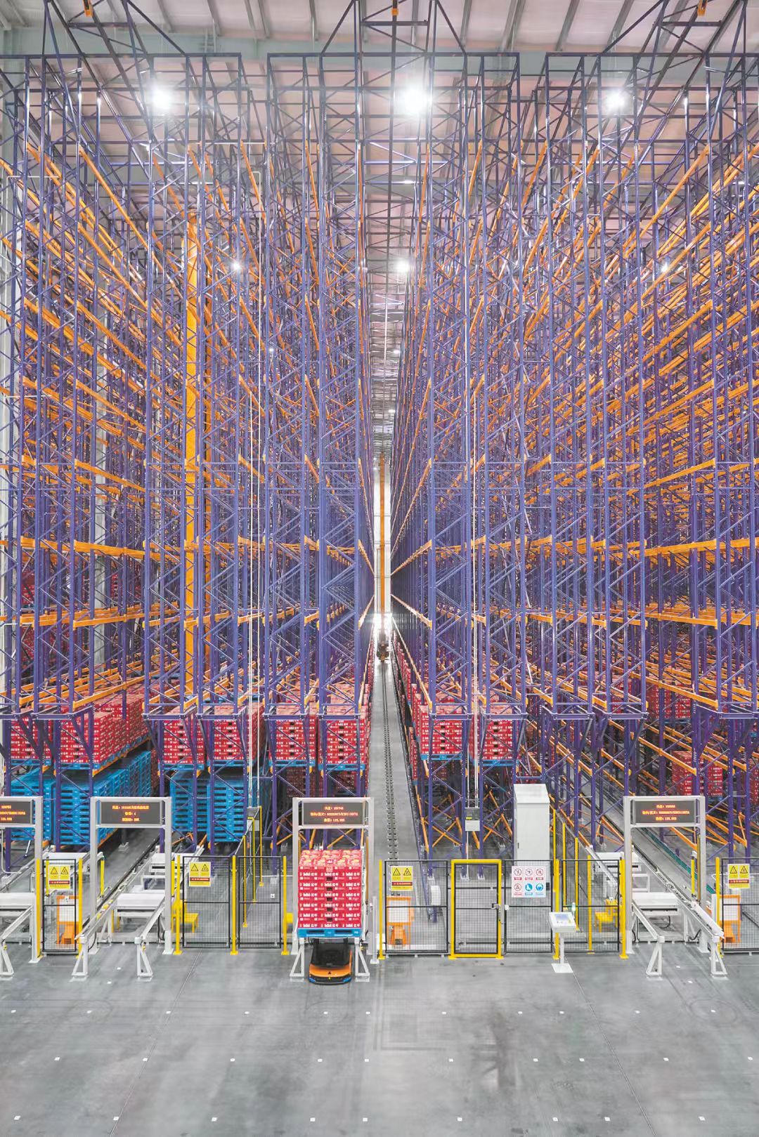 2、在天絲紅牛（廣西）飲料有限公司的倉庫內，智能機械人正在搬運貨物。 （陳麒元 攝）.jpg