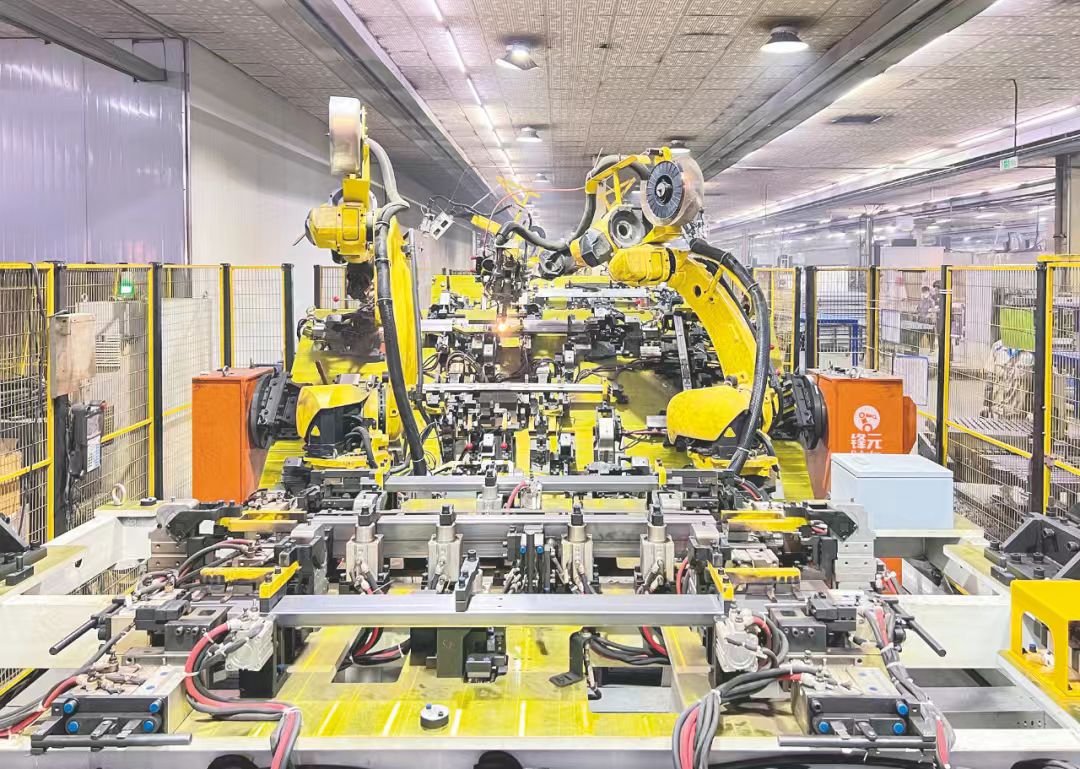 4、廣西金巨石新能源科技有限公司智能化生產車間里，機器人正在進行精密焊接。潘浩 攝.jpg