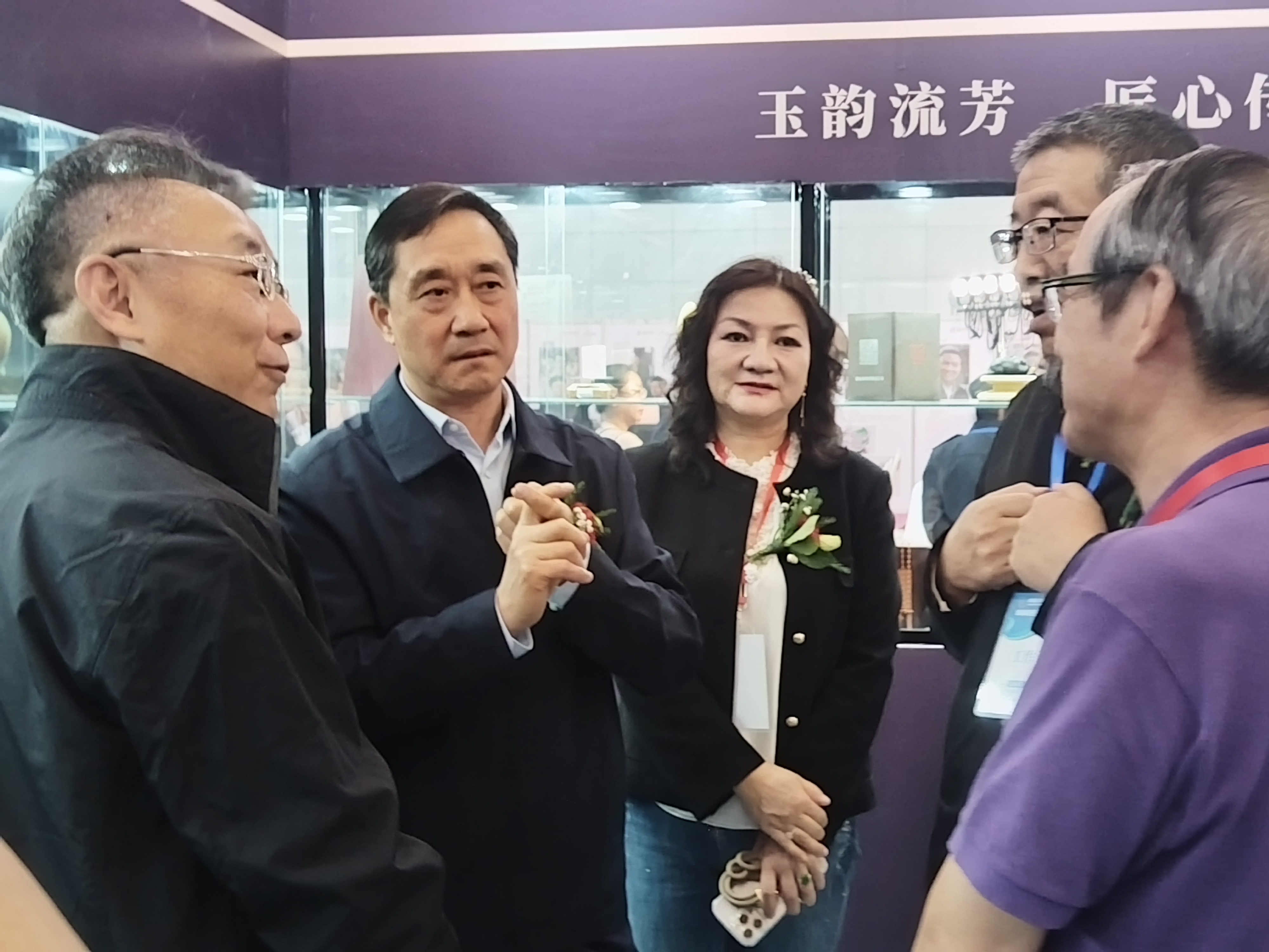 自治區政協副主席、工商聯主席 劉會軍及嘉宾巡馆.jpg