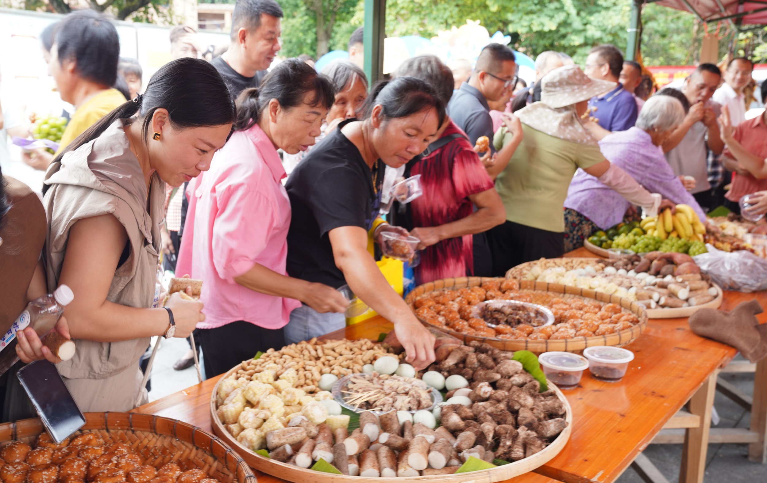圖二：圖為鄉親們在體驗特色長桌宴 賀州市融媒體中心供圖.JPG