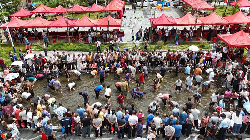 圖三：圖為抓活魚活動現場 賀州市融媒體中心供圖.png