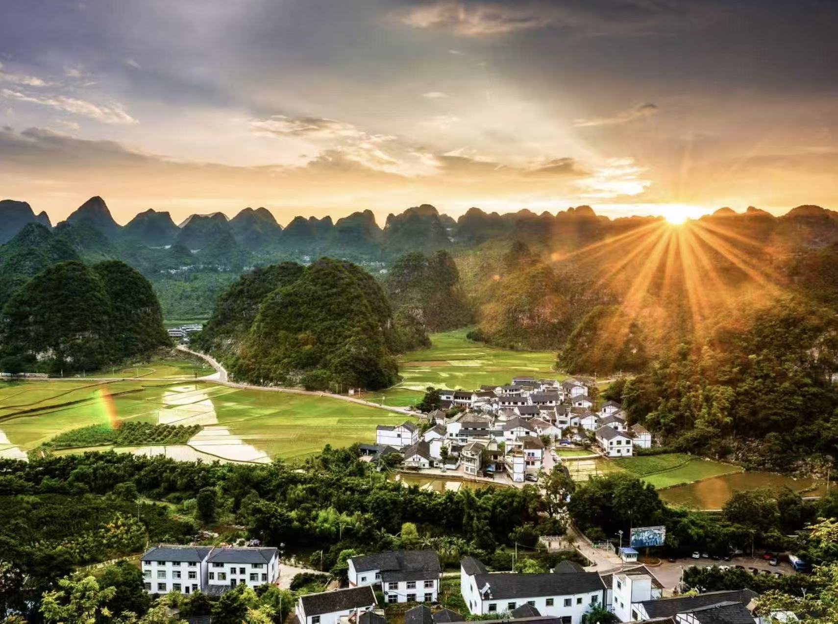 圖3：夕陽萬峰林 陳洪兵 攝.jpg