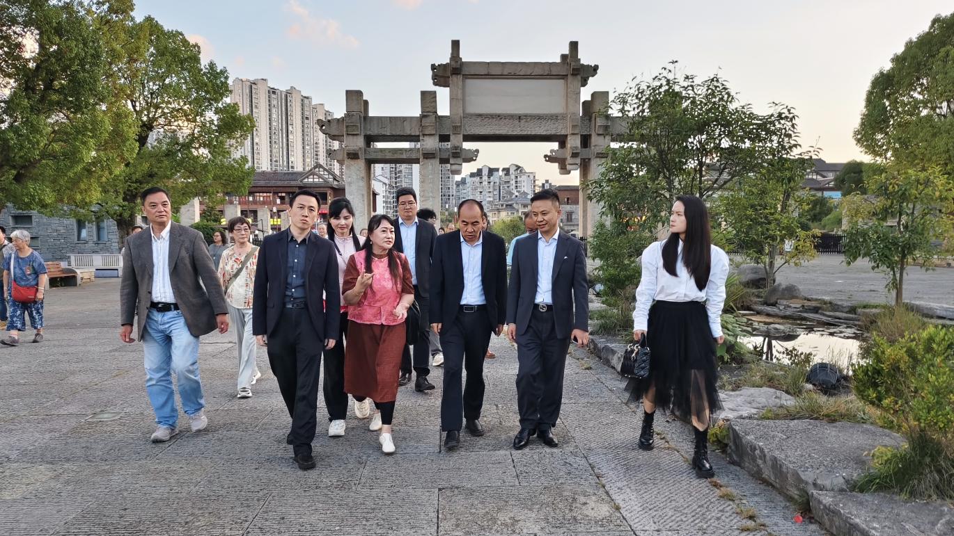 图3：活动嘉宾寻访阳明文化园.jpg