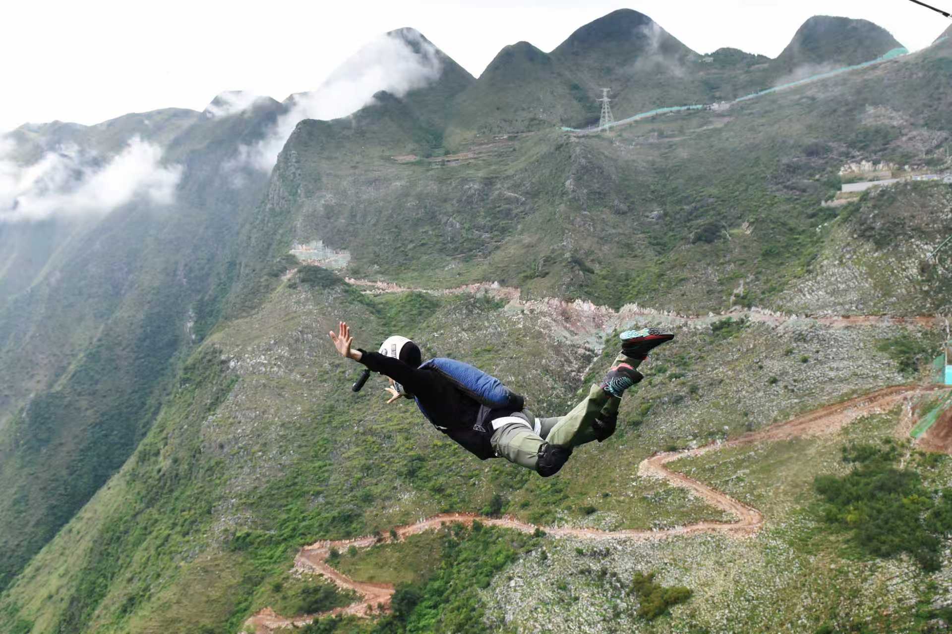图2：从“云端”俯冲掠过“地球裂缝”花江大峡谷.jpg