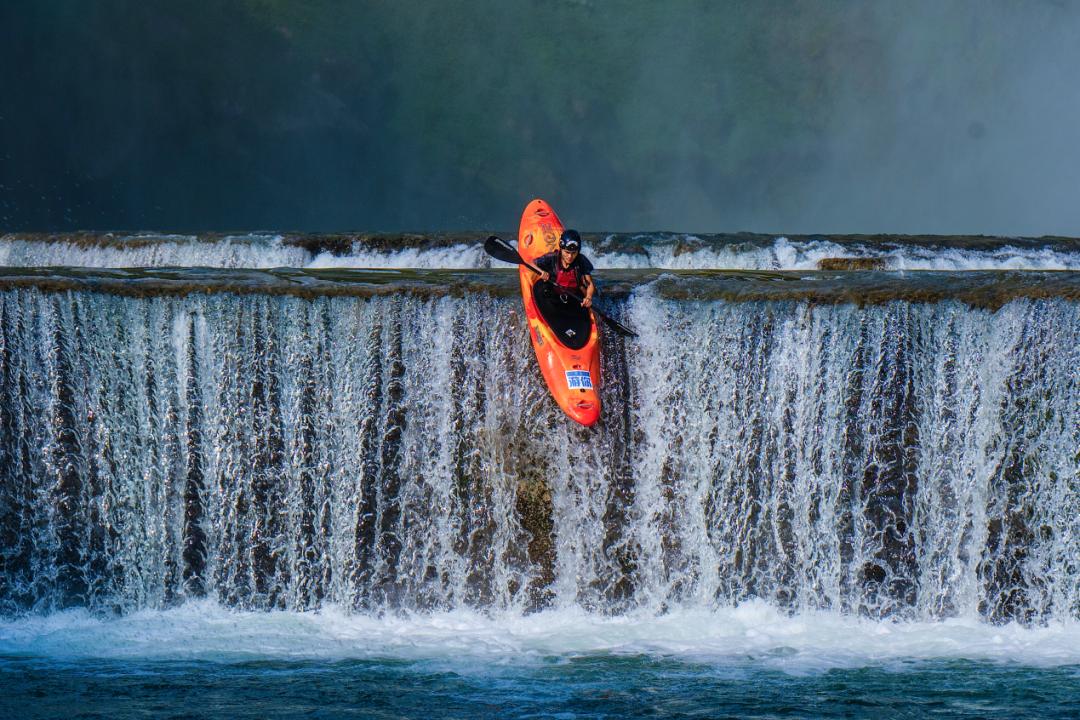 图3:全球首条穿瀑赛道 极限挑战全新维度.jpg