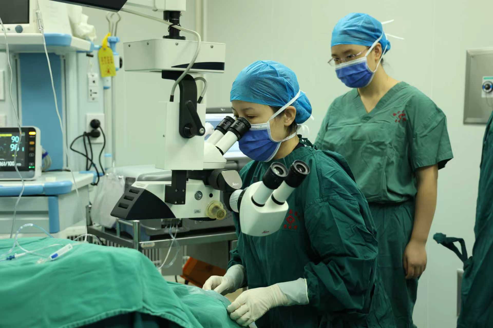 图2:佛山市南海区眼科医生正在进行手术带教.jpg