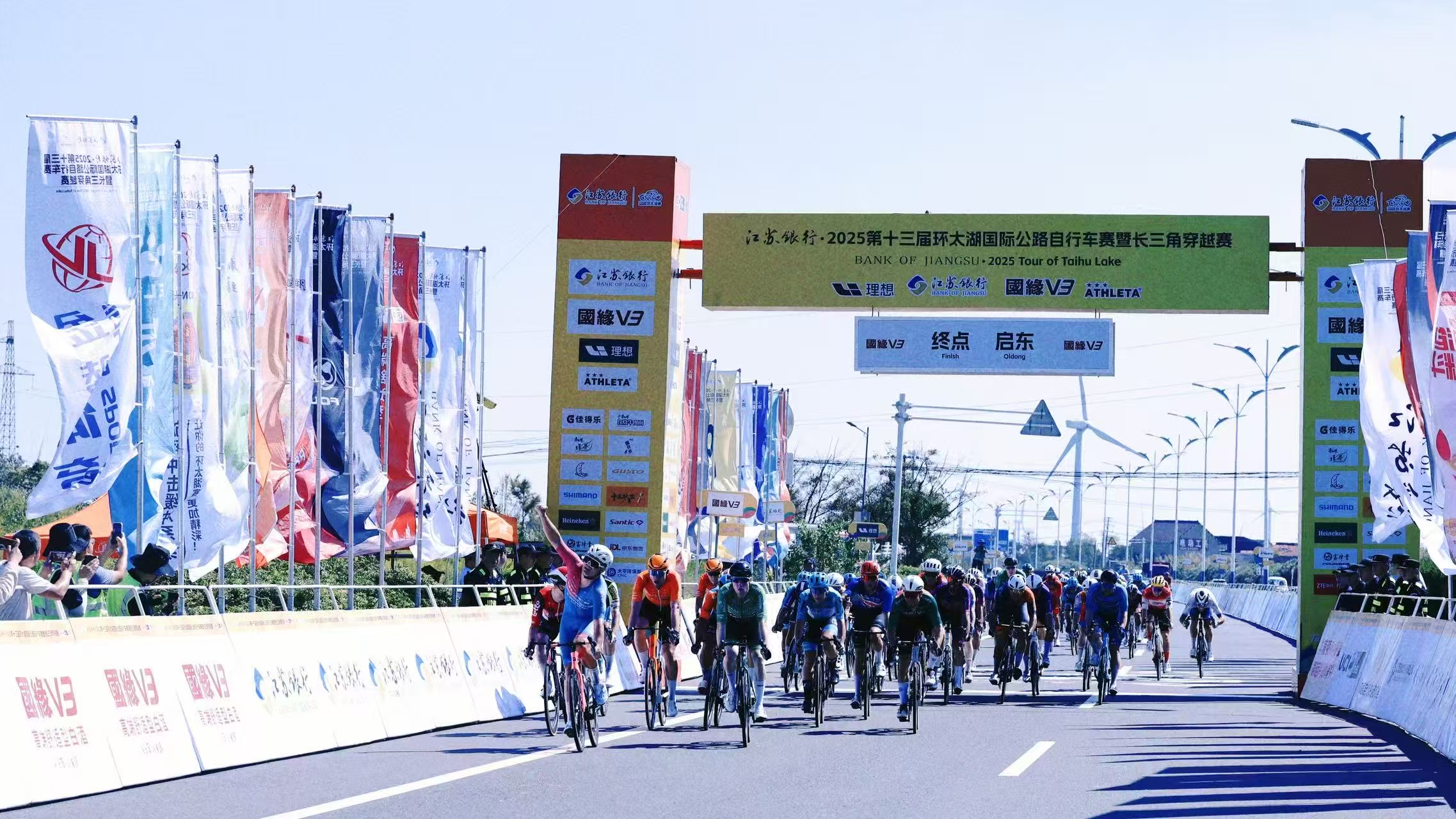 圖3:來自全球22支頂級職業車隊的132名精英騎手競速啟東。.jpg