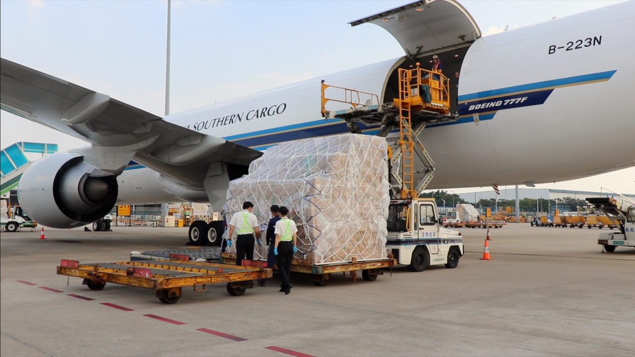 圖為：廣州海關關員在廣州白雲機場口岸對第138屆廣交會進口展品進行監管  （唐希賢 攝）.jpg