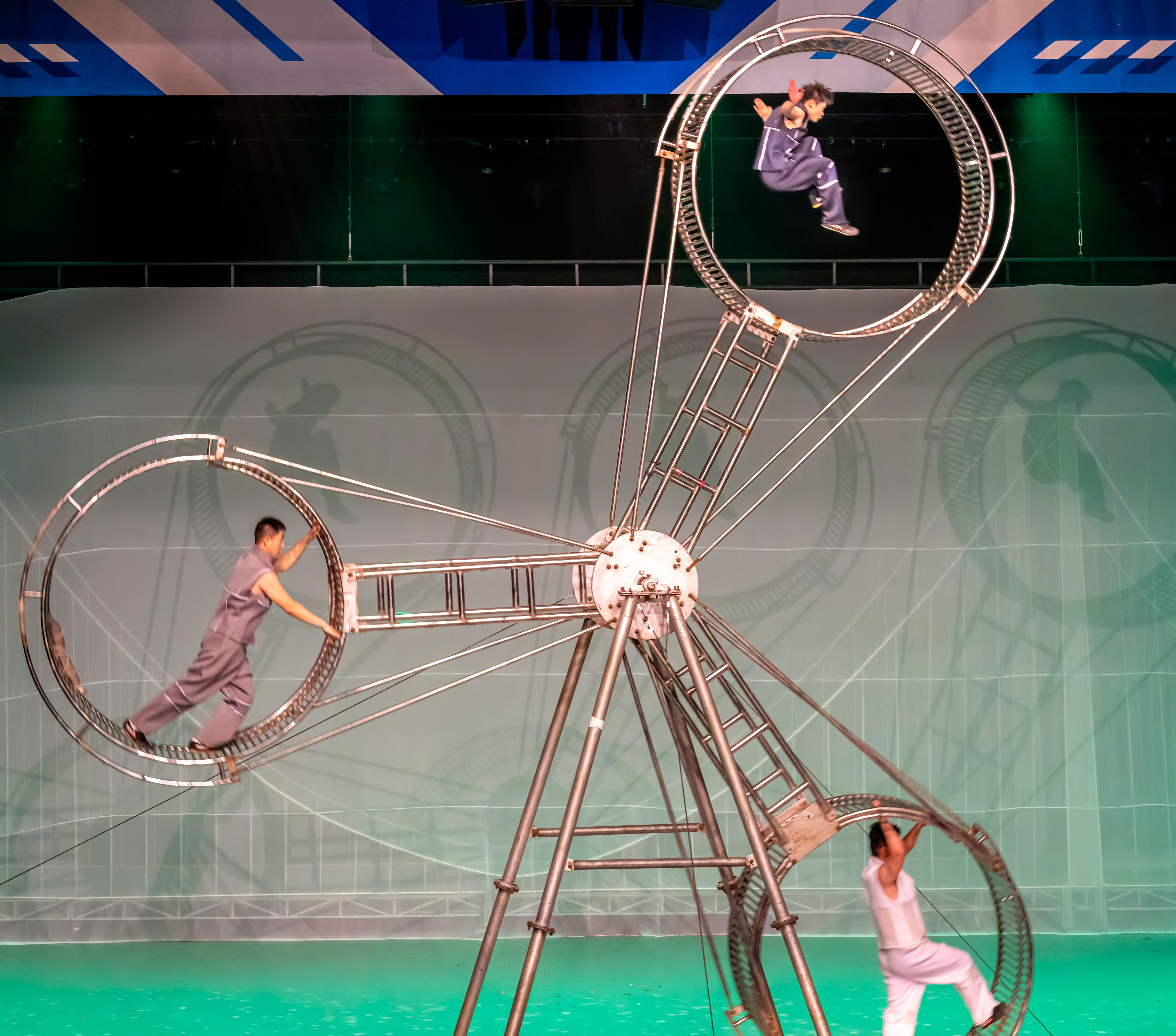 杂技秀奇遇《大飞轮》.jpg