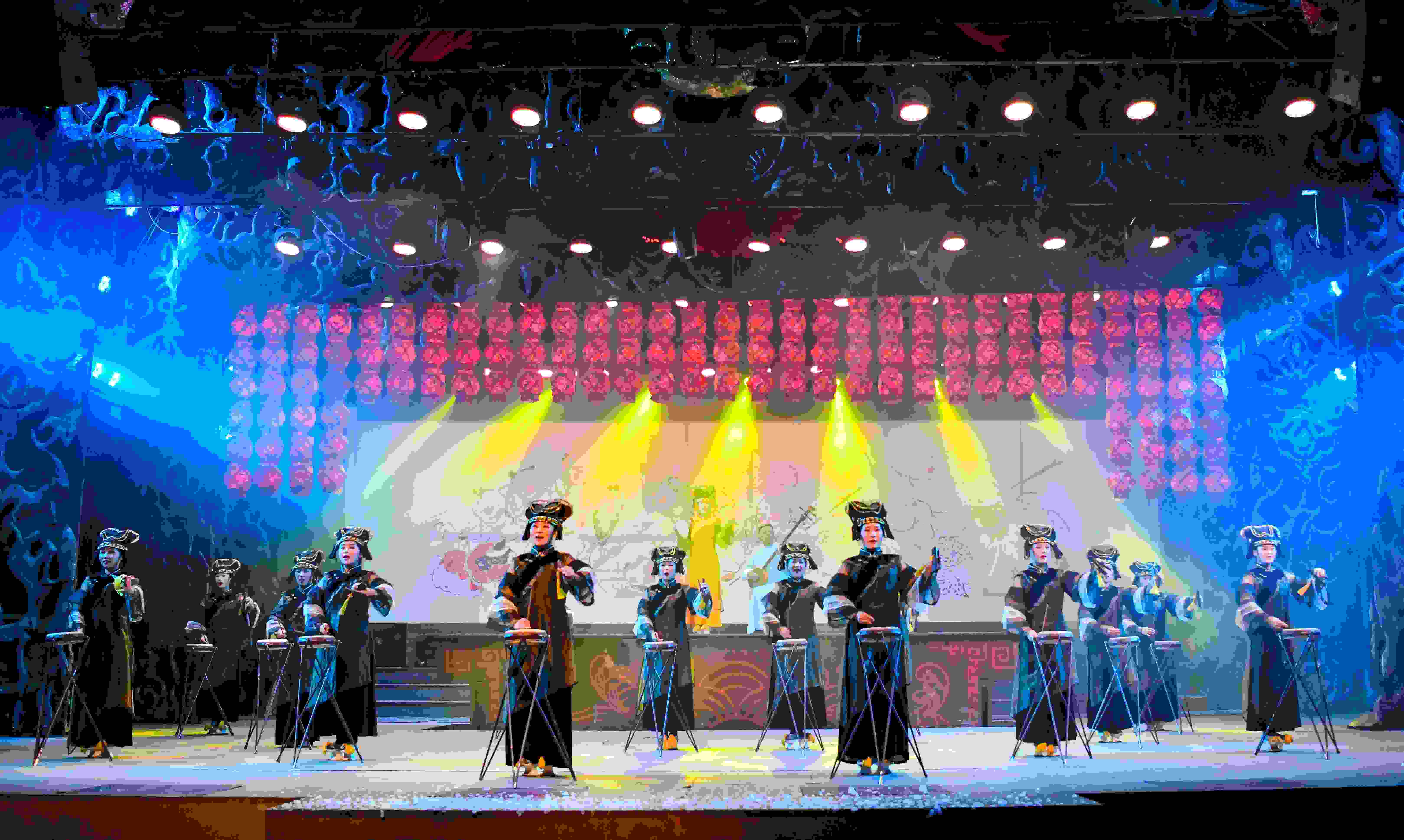 满族风情 姜信和摄 《八旗山水谣》——丹东是全国最大的满族聚居区,《八旗山水谣》再现了独具地方特色的满族风情,《子弟书》《太平鼓》等属于传统节目。.JPG